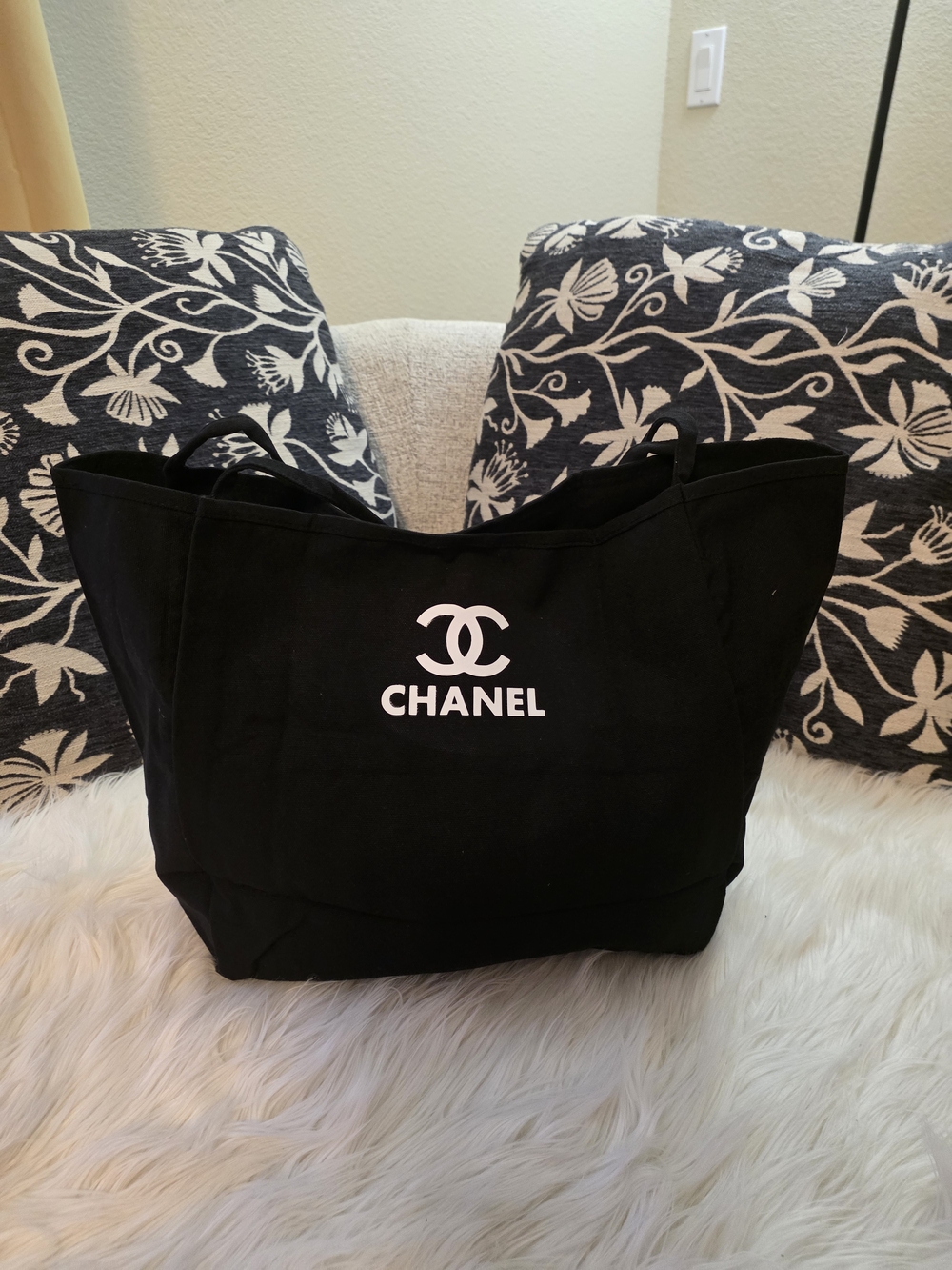 Black Canvas Totebag With White Print - Picture 4 of 7